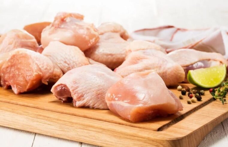 Carne de frango perde competitividade frente à bovina e suína