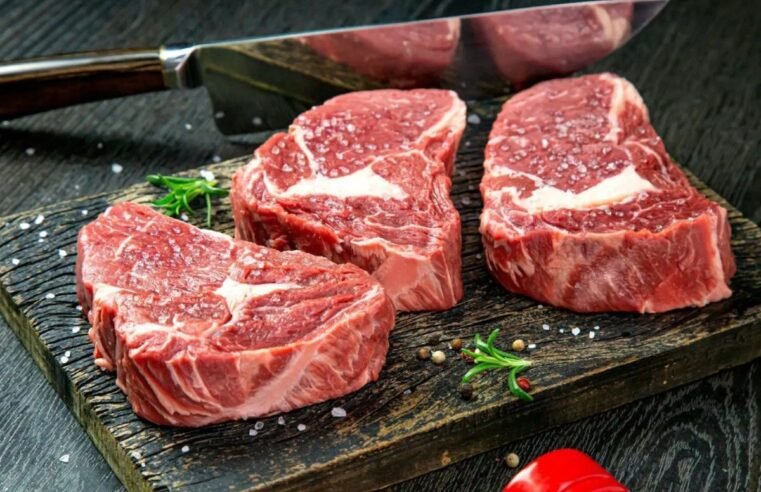 China suspende importação de carne bovina de três frigoríficos brasileiros