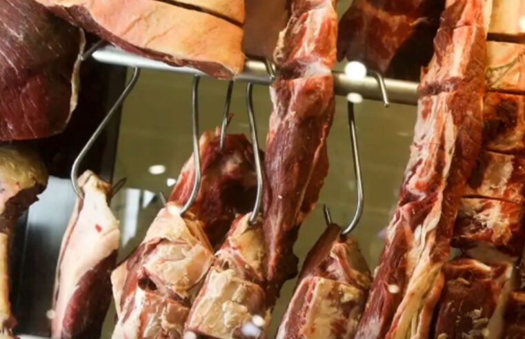 China suspende importação de carne de três frigoríficos do Brasil, inclusive um de Goiás