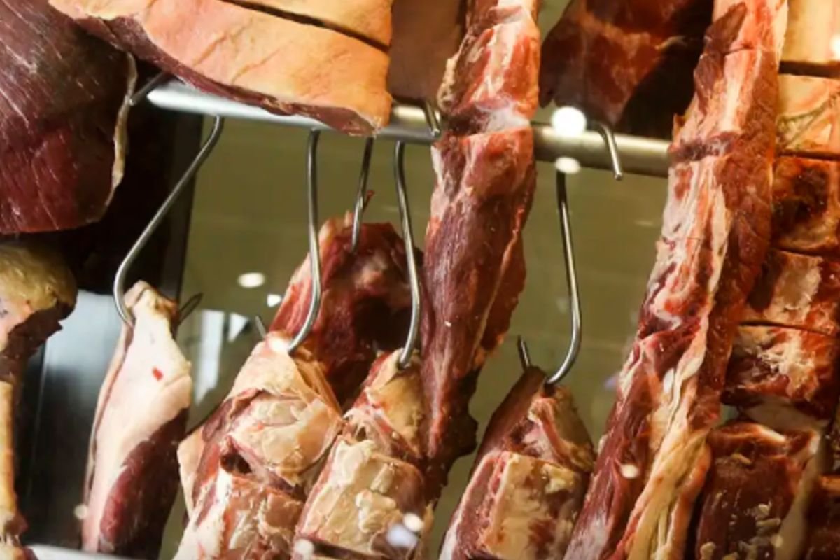 China suspende importação de carne de três frigoríficos do Brasil, inclusive um de Goiás