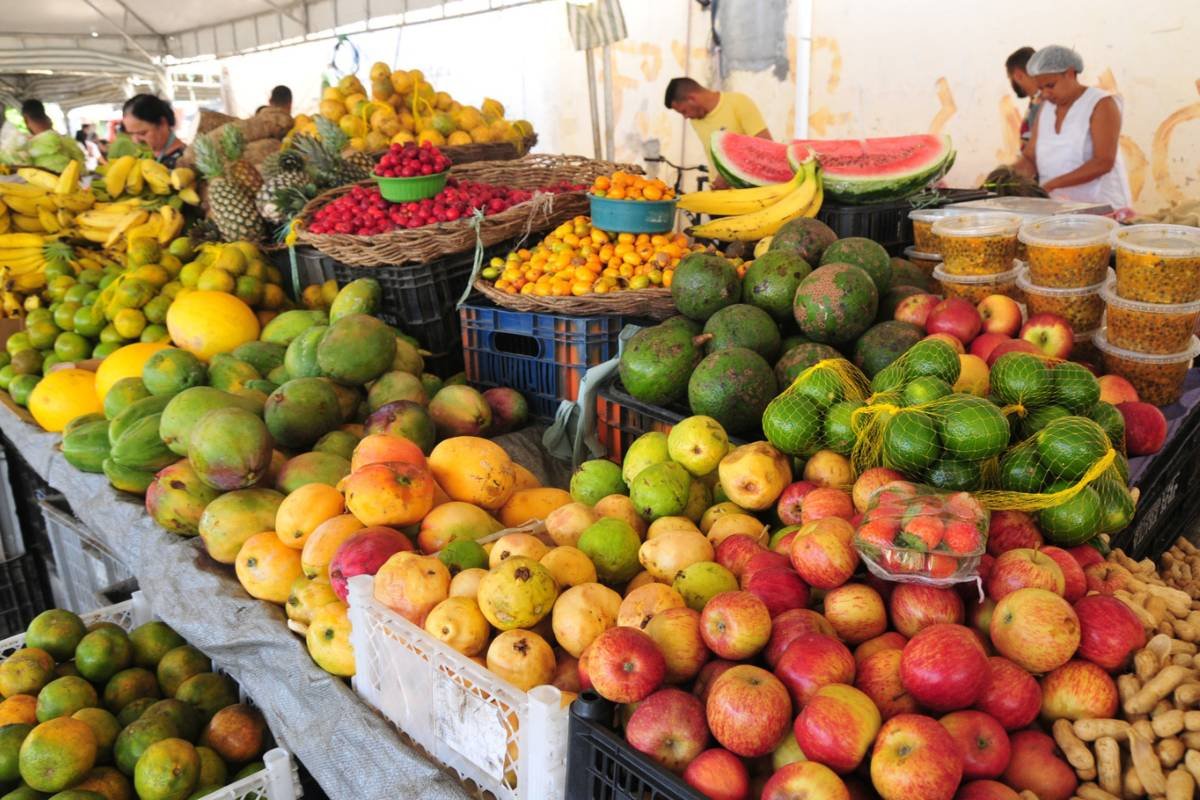 Queda nos preços de maçã, cenoura e banana; cebola e alface têm aumento no mês de março
