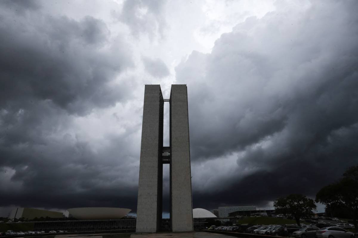 Frente fria avança e deixa terça-feira com temperaturas mais baixas no Brasil