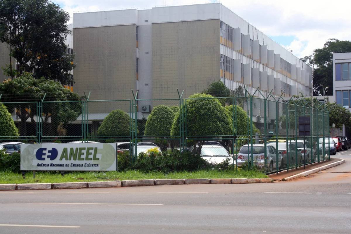 Aneel aumenta tarifa de energia e aplica bandeira amarela nas contas de maio