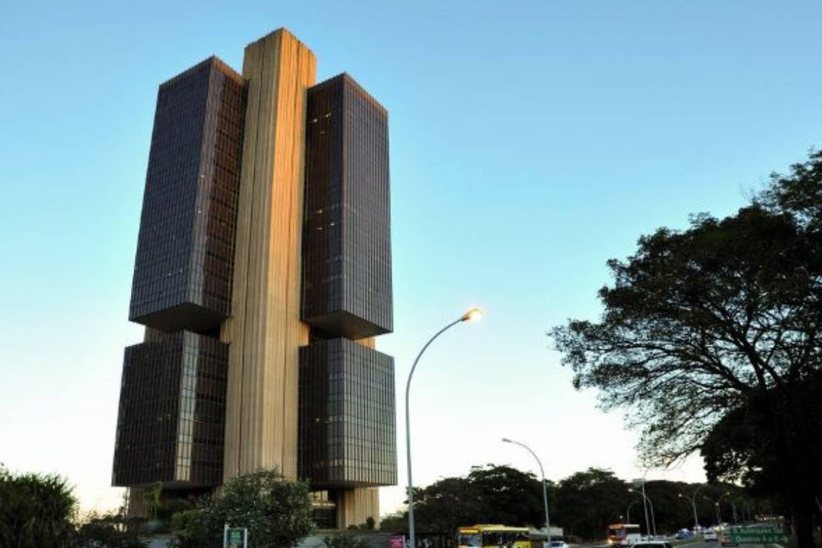 Inflação ultrapassa meta do Banco Central e atinge 5,55% em 2025