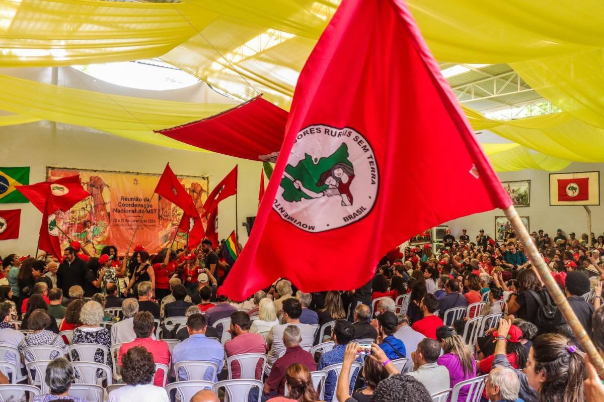 Selos comemorativos celebram os 40 anos do MST e o Abril Vermelho