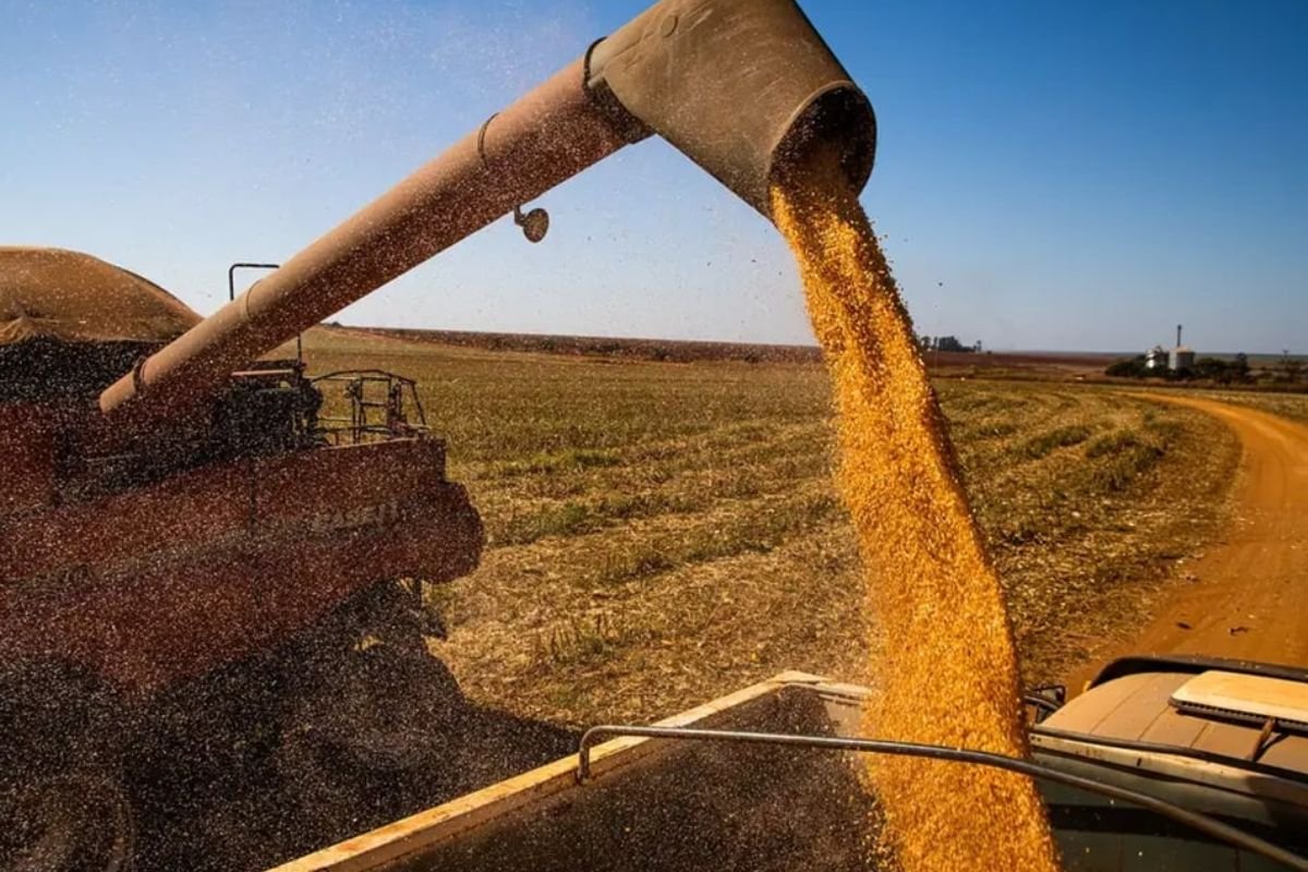 Justiça reverte penhora de colheitadeira e plataforma de soja em Goiás