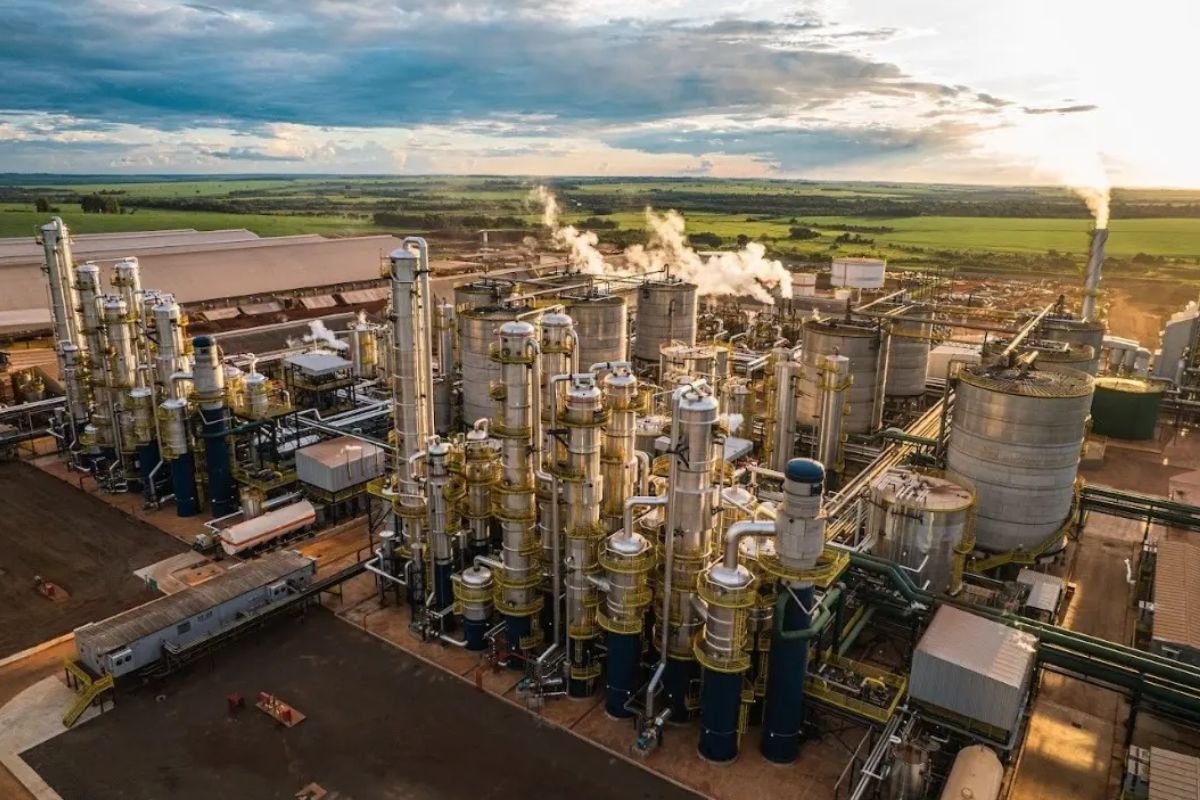 Brasil consolida liderança global no etanol de milho com 16 novas usinas até 2026