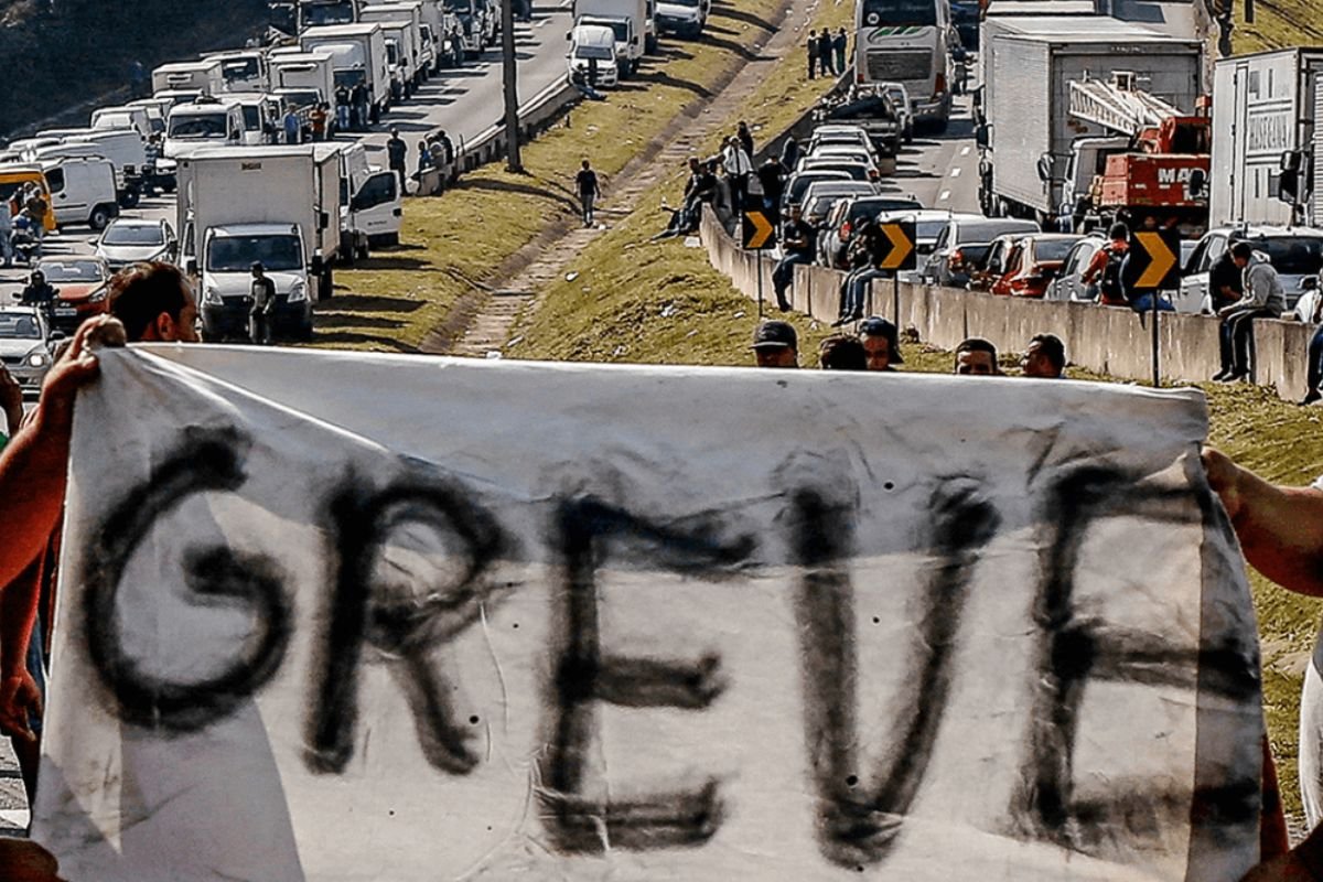 Caminhoneiros aprovam indicativo de greve e paralisação pode começar já na quarta-feira