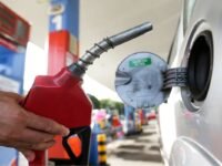 Bomba de combustível com gasolina misturada a etanol no Brasil