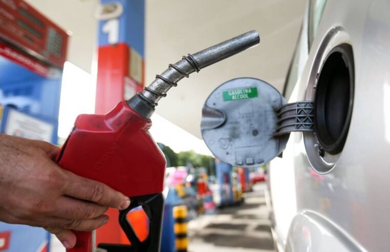 Bomba de combustível com gasolina misturada a etanol no Brasil